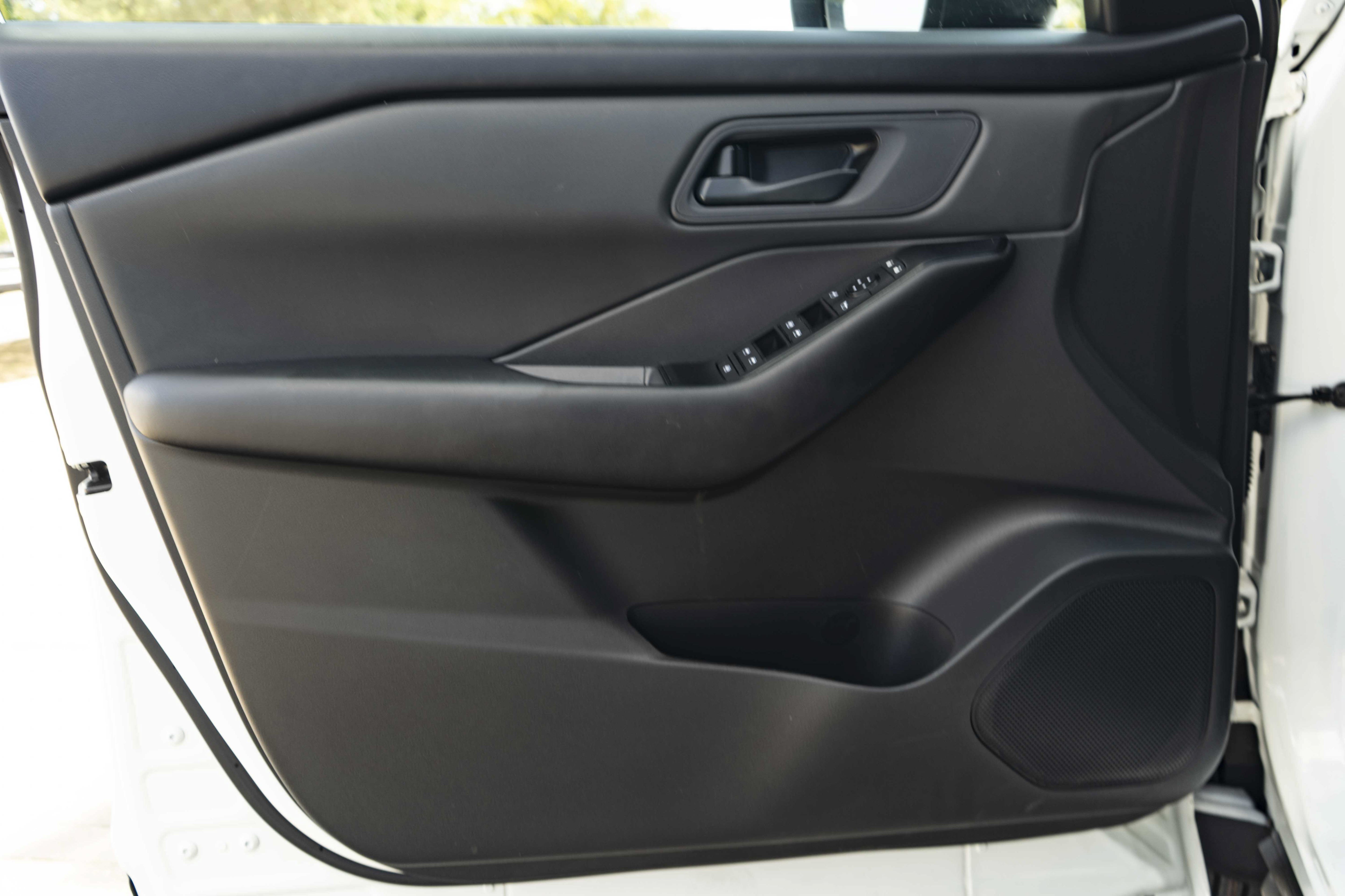 Used 2025 Nissan Rogue S FWD image 33