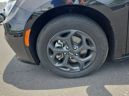 Used 2023 Chrysler Pacifica Limited w/ S Appearance Package FWD image 6