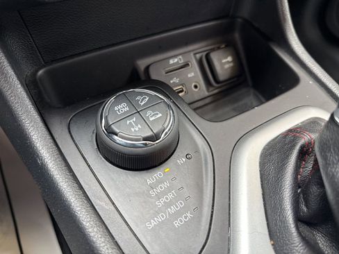 Used 2018 Jeep Cherokee Trailhawk w/ Cold Weather Group image 22