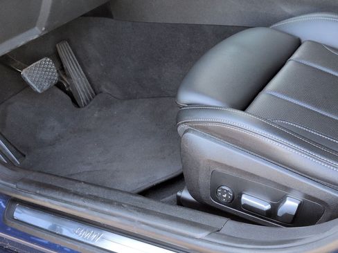 Used 2023 BMW 330i Sedan w/ Premium Package RWD image 17