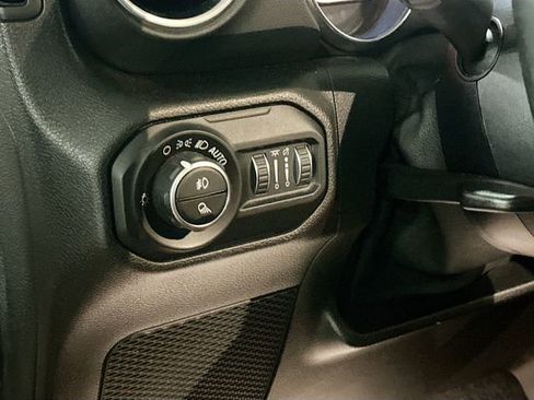 Used 2020 Jeep Gladiator Overland image 11