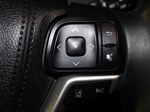 Used 2018 Toyota Highlander XLE image 15