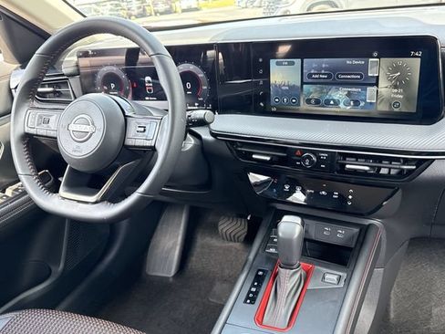 Certified 2025 Nissan Kicks SR FWD image 3