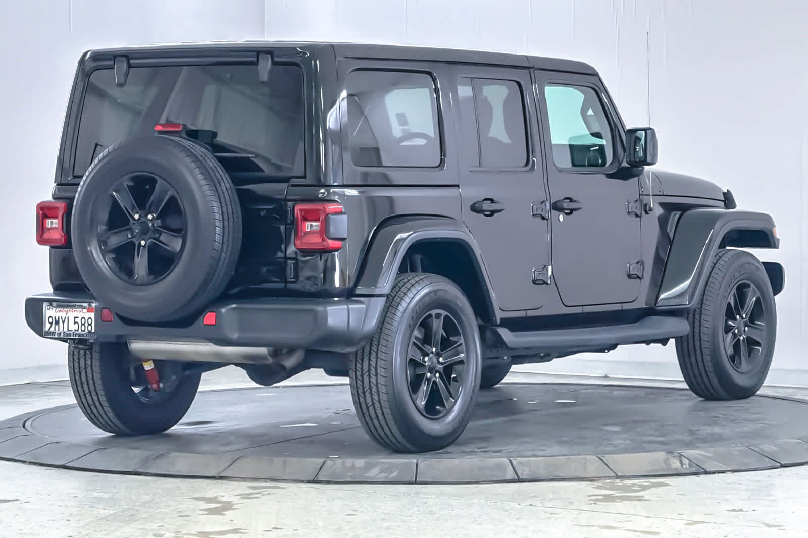 Used 2018 Jeep Wrangler Unlimited Sahara AWD/4WD image 2