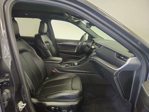 Used 2024 Jeep Grand Cherokee Limited w/ Luxury Tech Group II AWD/4WD image 9