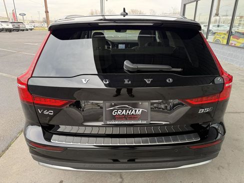 Used 2024 Volvo V60 B5 Cross Country Plus image 5