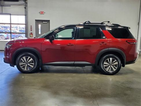 Used 2023 Nissan Pathfinder SL w/ Black Appearance Package image 7