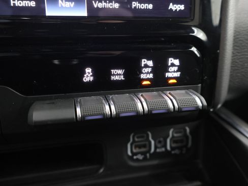 Used 2024 RAM 1500 Big Horn AWD/4WD image 38