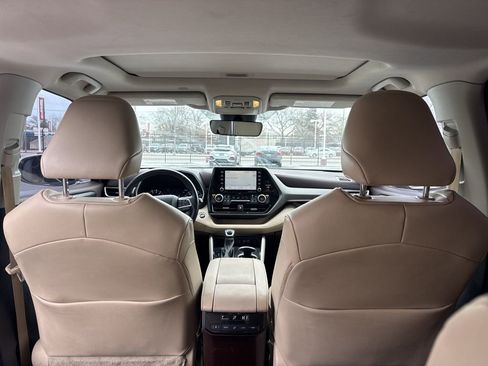 Used 2021 Toyota Highlander XLE image 26