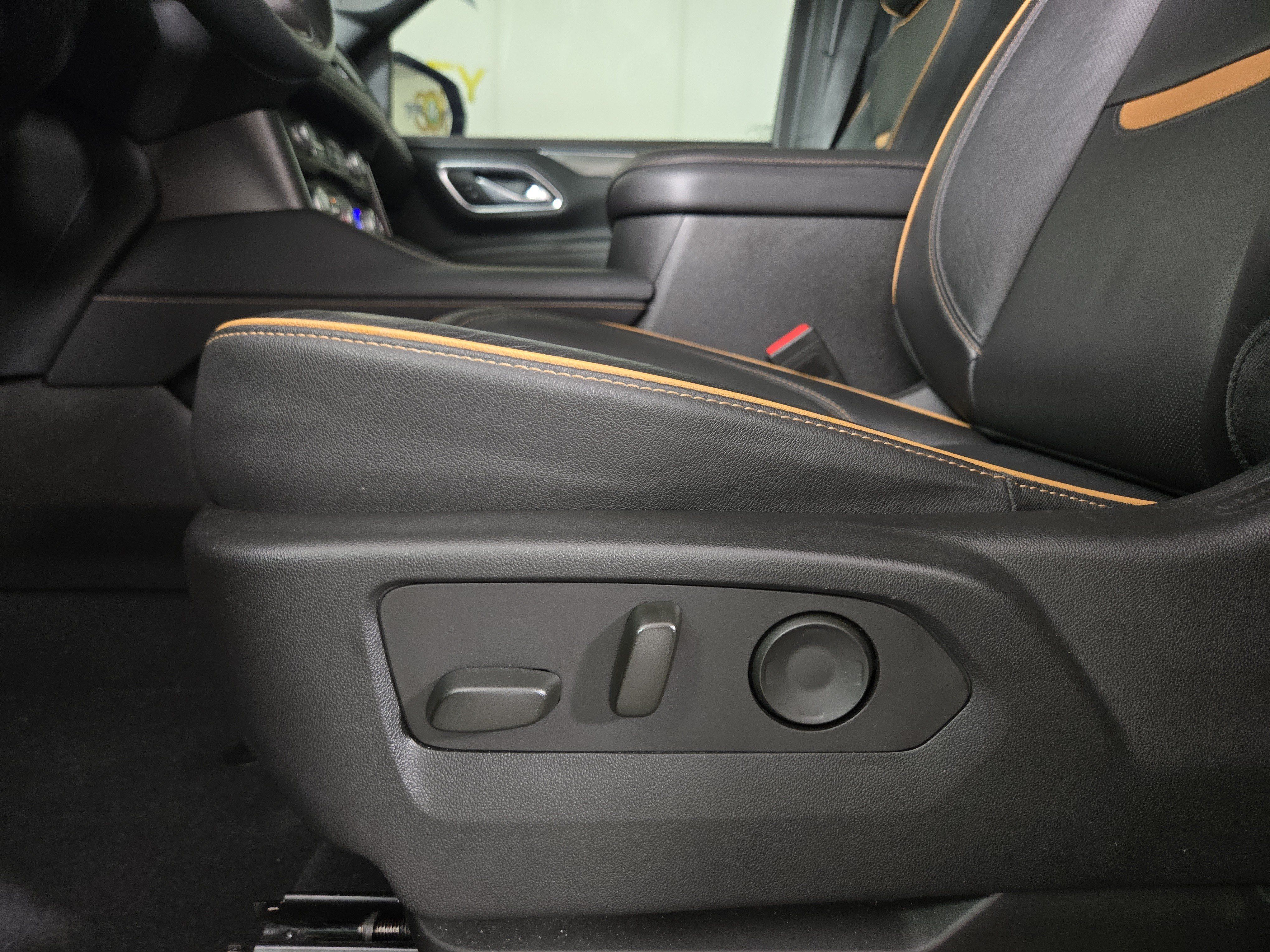 Certified 2023 GMC Yukon AT4 w/ AT4 Premium Plus Package AWD/4WD image 32