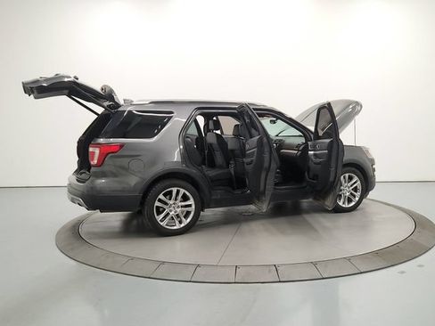 Used 2017 Ford Explorer XLT w/ Equipment Group 202A FWD image 16