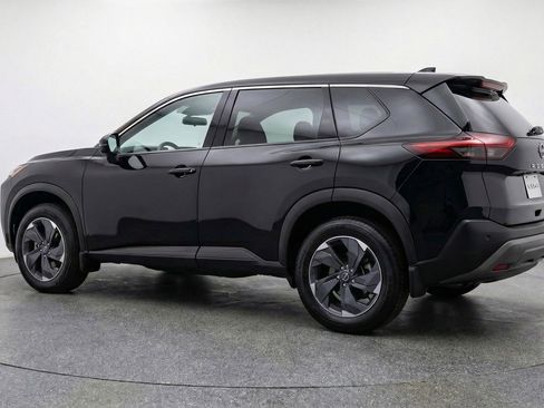 Used 2025 Nissan Rogue SV image 6