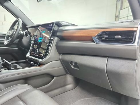 Used 2025 GMC Yukon XL Denali AWD/4WD image 45
