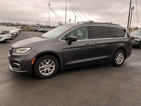 Used 2022 Chrysler Pacifica Touring-L image 3