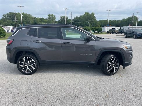 Used 2024 Jeep Compass Limited image 2