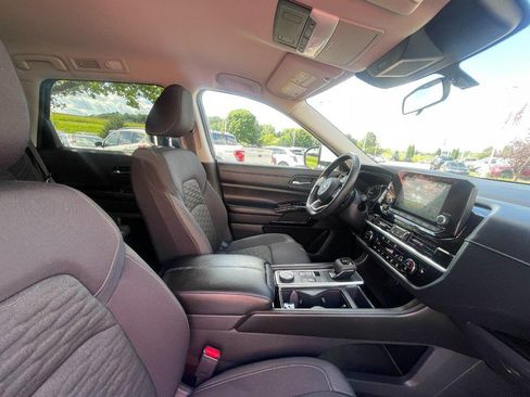 Used 2022 Nissan Pathfinder SV AWD/4WD image 11