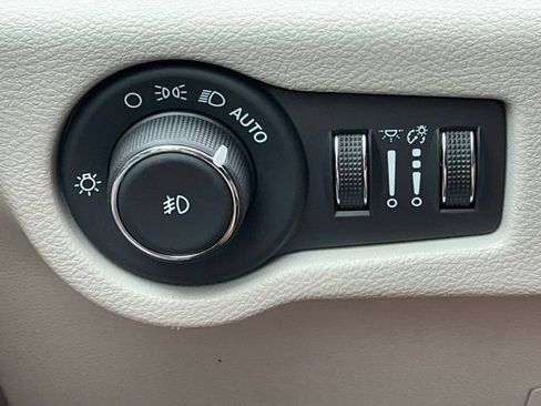 Used 2024 Chrysler Pacifica Touring-L FWD image 31