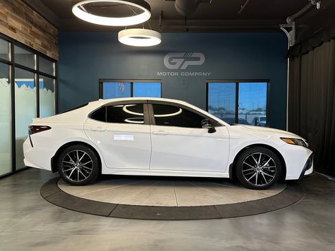 Used 2022 Toyota Camry SE FWD image 2