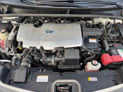 Used 2017 Toyota Prius Prime Plus w/ Preferred Accessory Package FWD image 8
