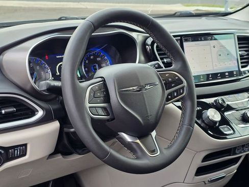 Used 2024 Chrysler Pacifica Touring-L FWD image 15