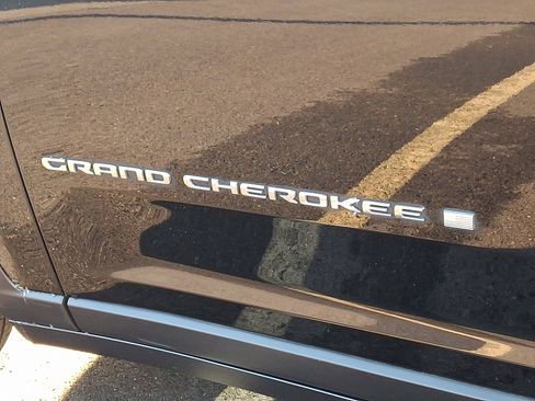 Certified 2023 Jeep Grand Cherokee Limited image 30