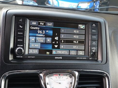 Used 2015 Chrysler Town & Country Limited Platinum image 24