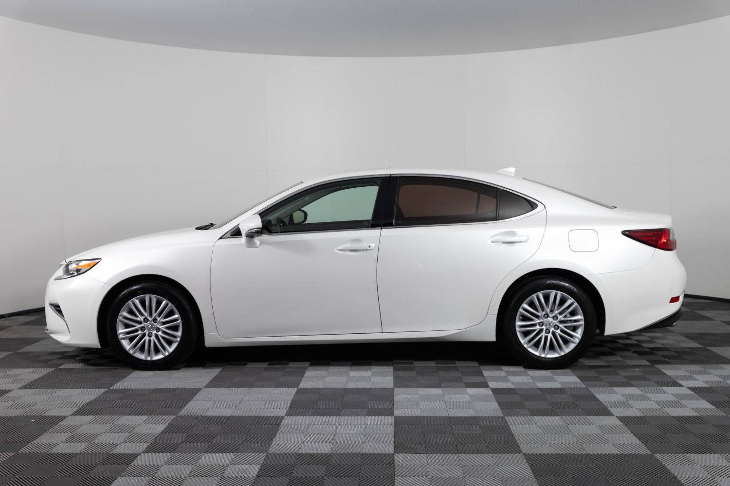 Used 2017 Lexus ES 350 w/ Accessory Package FWD image 3