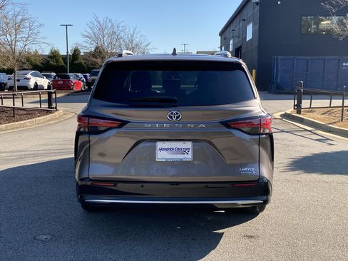 Used 2021 Toyota Sienna Limited image 18