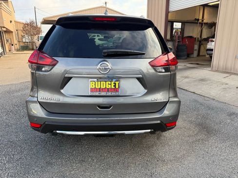 Used 2019 Nissan Rogue SV image 6