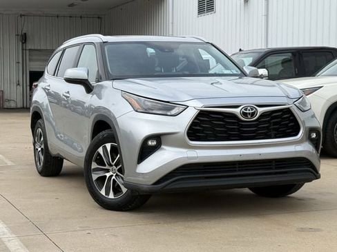 Used 2023 Toyota Highlander XLE FWD image 2