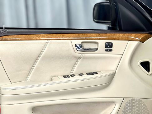 Used 2011 Cadillac DTS Platinum image 38