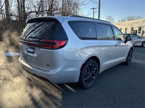 New 2026 Chrysler Pacifica Select w/ S Appearance Package AWD/4WD image 8