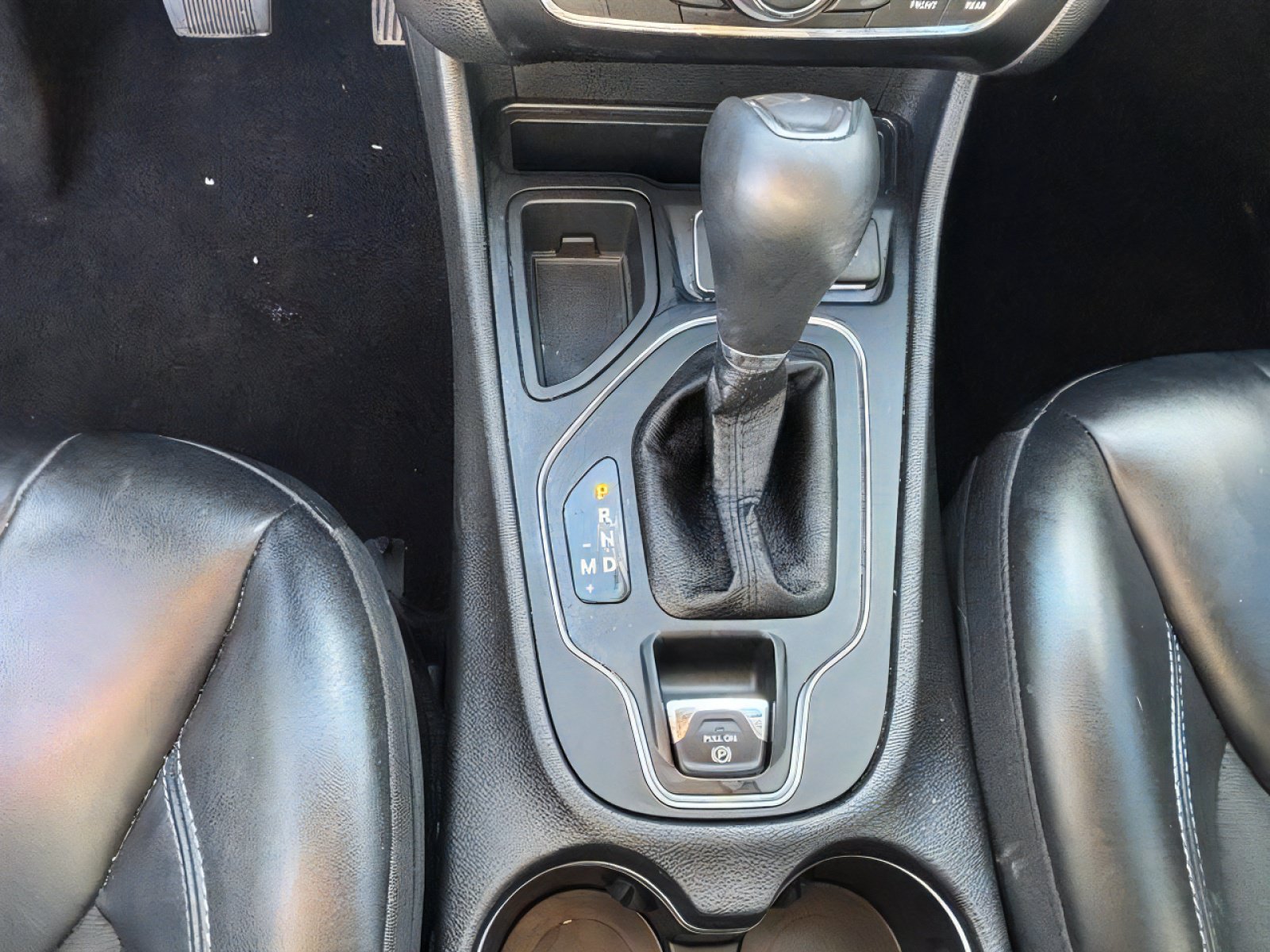 Used 2019 Jeep Cherokee Latitude Plus w/ Comfort/Convenience Group FWD image 16