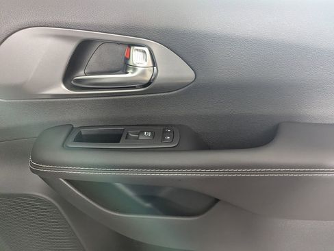 New 2026 Chrysler Pacifica Select FWD image 28