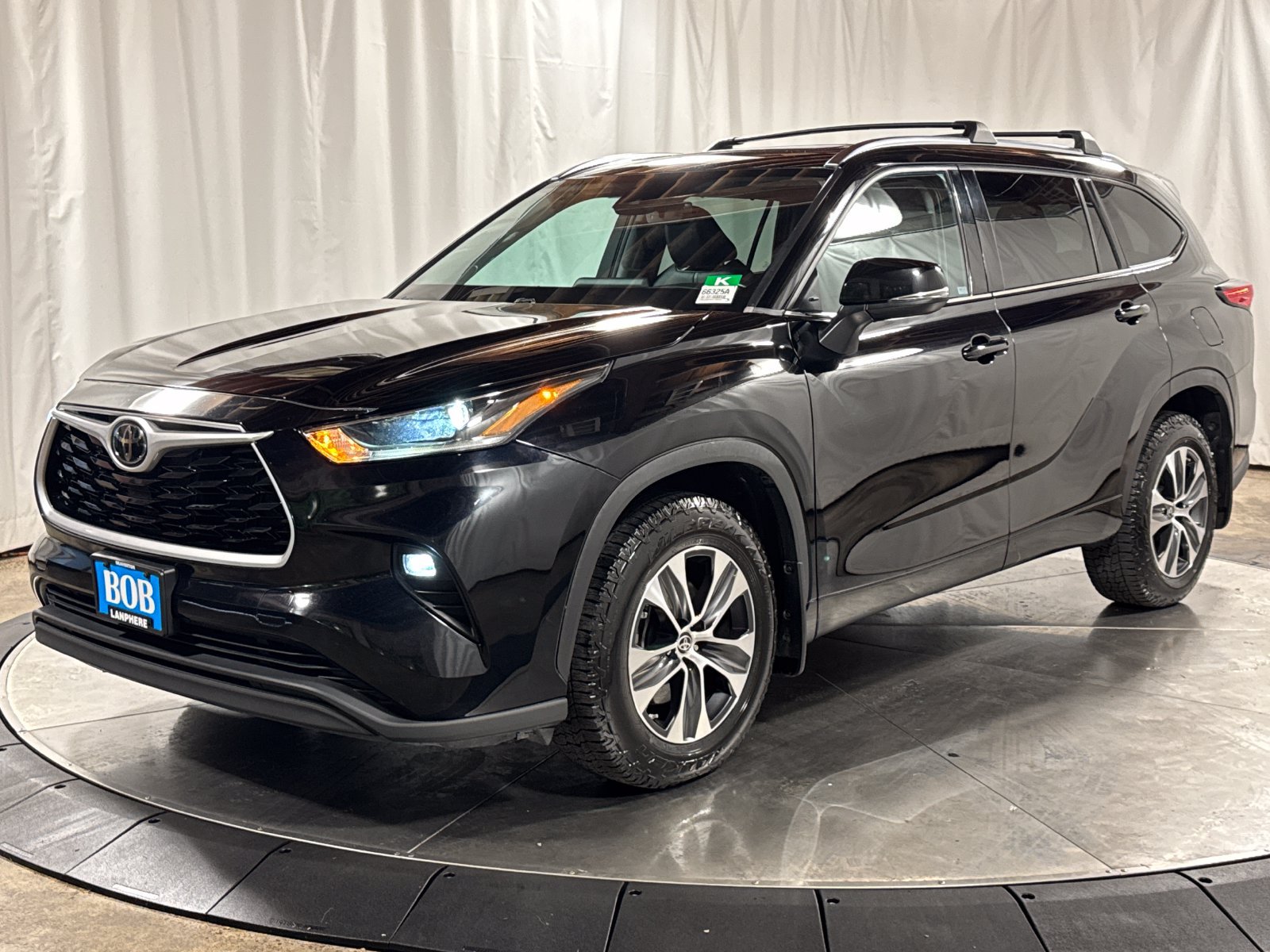 Used 2021 Toyota Highlander XLE AWD/4WD image 1