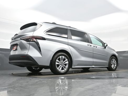 Used 2025 Toyota Sienna XLE w/ XLE Plus Package AWD/4WD image 35