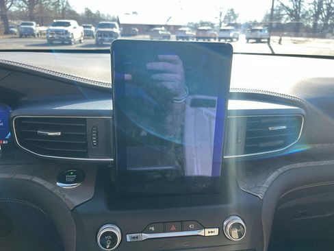 Used 2020 Ford Explorer Platinum w/ Premium Technology Package image 27