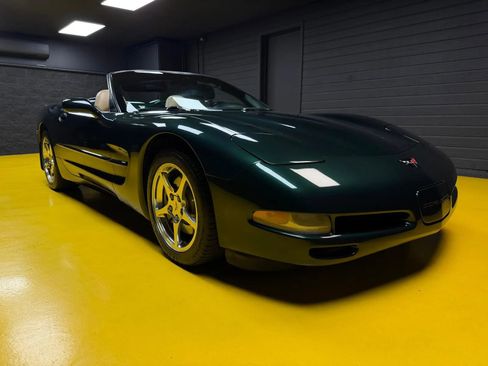 Used 2000 Chevrolet Corvette Convertible w/ Memory Pkg RWD image 3