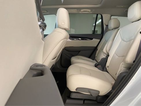 Used 2024 Cadillac XT6 Premium Luxury w/ Technology Package FWD image 17