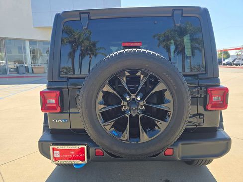 Used 2022 Jeep Wrangler Unlimited Sahara AWD/4WD image 15