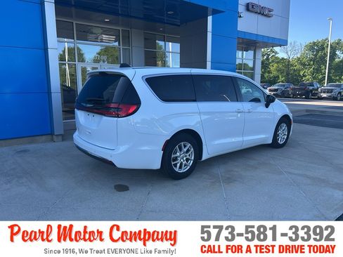 Used 2024 Chrysler Pacifica Touring-L FWD image 4