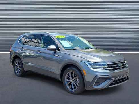 Used 2023 Volkswagen Tiguan SE FWD image 2