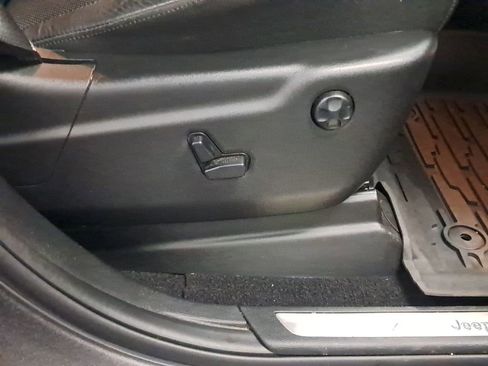 Used 2020 Jeep Grand Cherokee Limited w/ Luxury Group II image 33