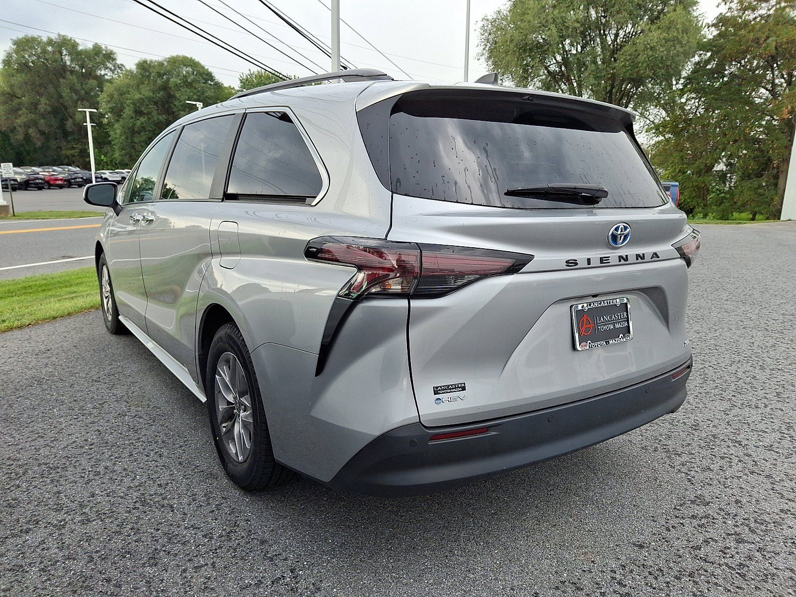 Used 2025 Toyota Sienna XLE FWD image 3