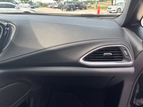 Used 2025 Chrysler Pacifica Limited FWD image 28