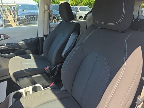 Used 2022 Chrysler Voyager LX FWD image 15