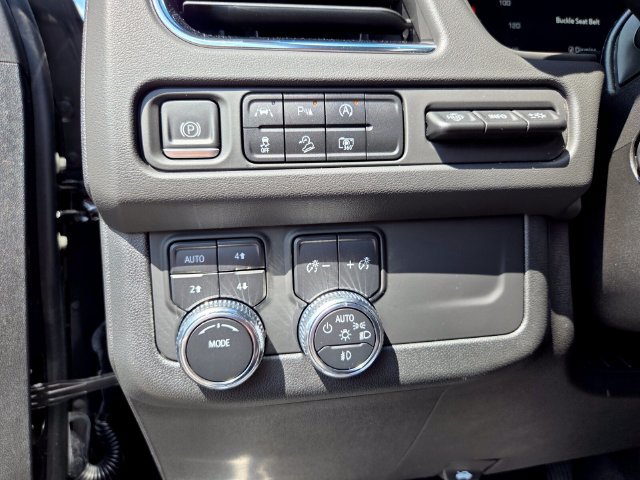 Used 2023 GMC Yukon AT4 w/ Technology Package AWD/4WD image 11