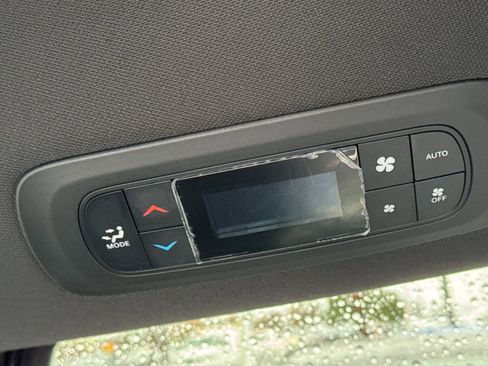 Used 2025 Chrysler Pacifica Select image 13