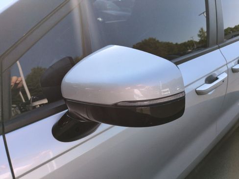 Used 2023 Kia Carnival LX FWD image 10