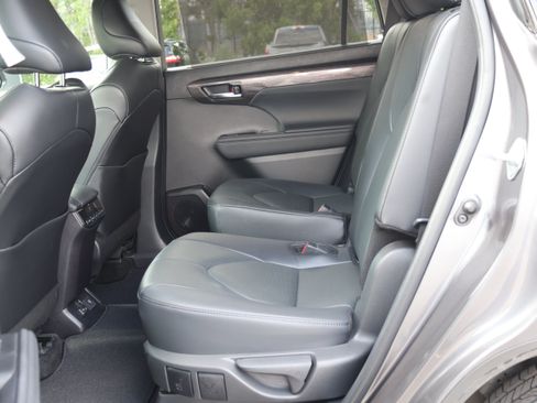 Certified 2024 Toyota Highlander Limited AWD/4WD image 16